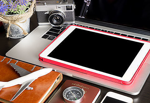 U.S. considers expanding tablet e-reader use on flights