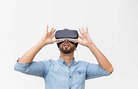 How does light in a virtual reality headset work