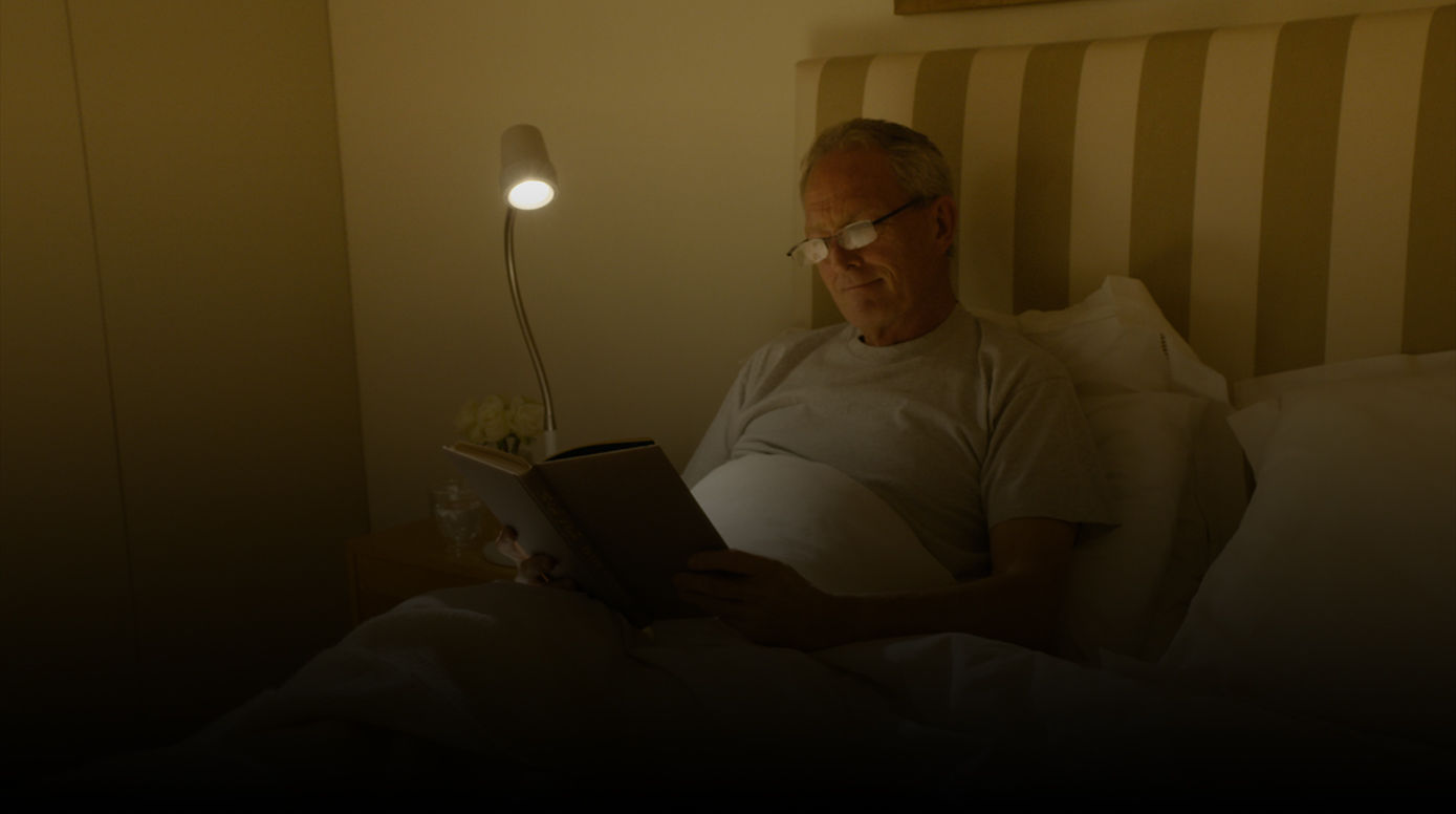 Man reading with HD Essential table light